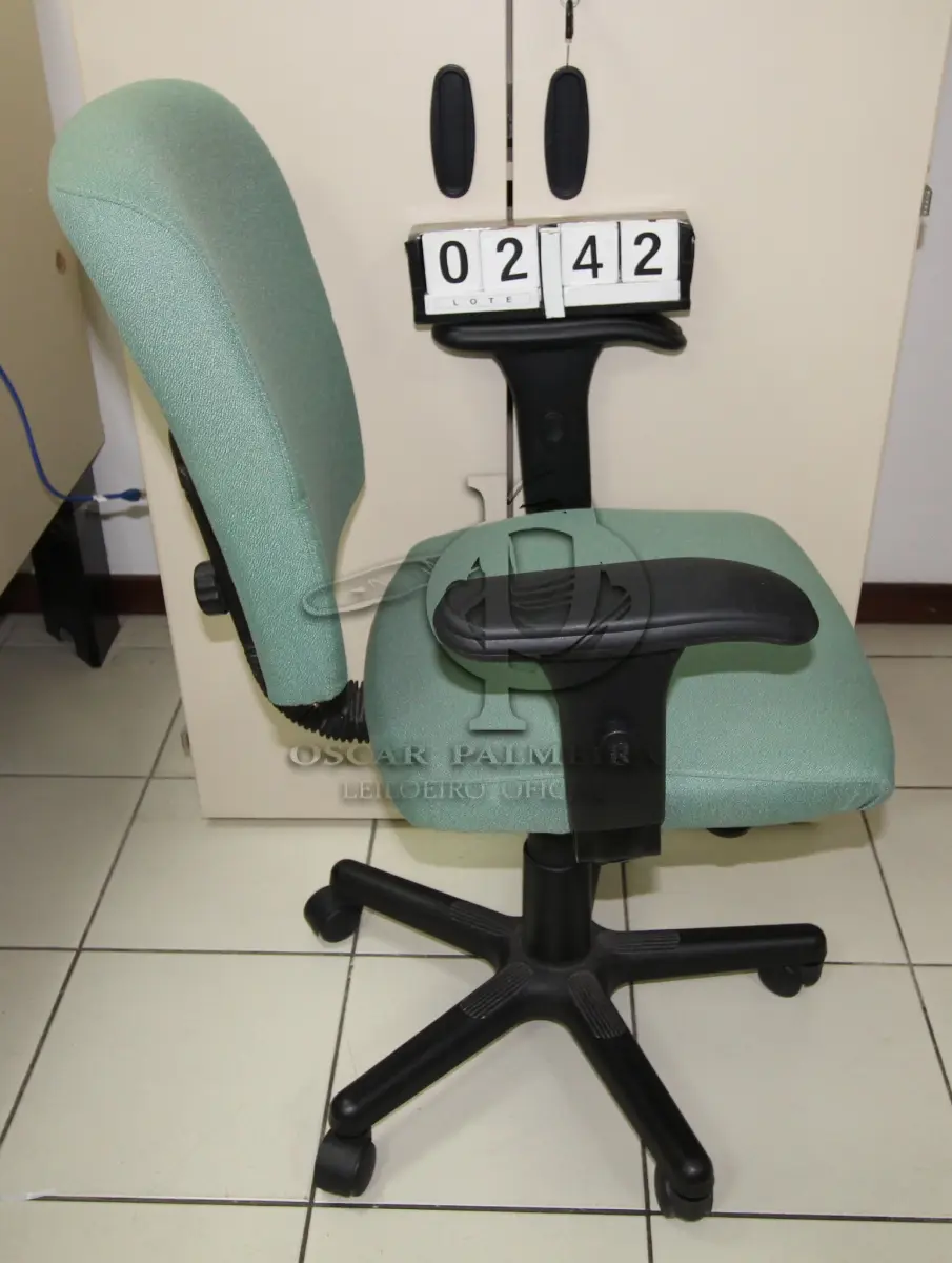 LOTE 242 - LOTE - 0242 - CADEIRA SECRETÁRIA GIRATÓRIA C/ BRAÇO