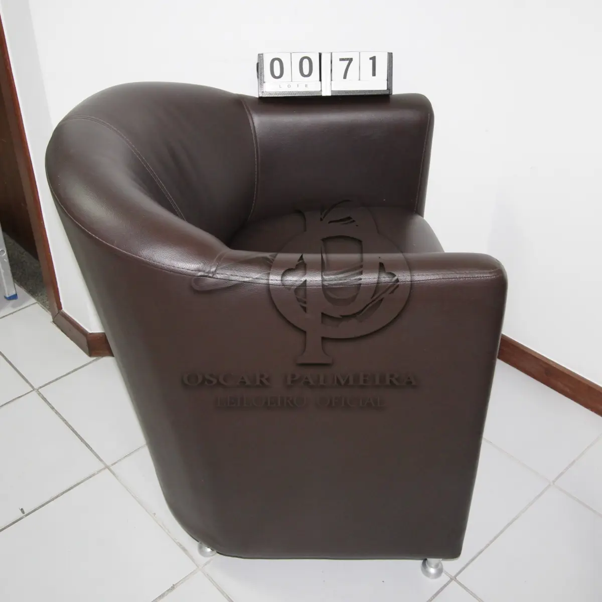 LOTE 071 - LOTE - 0071 - POLTRONA EM CORINO