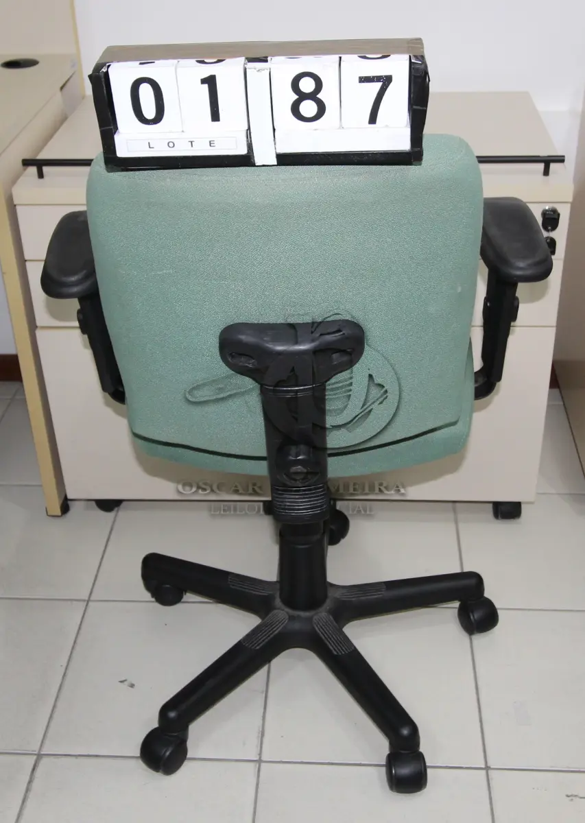 LOTE 187 - LOTE - 0187 - CADEIRA SECRETÁRIA GIRATÓRIA C/ BRAÇO