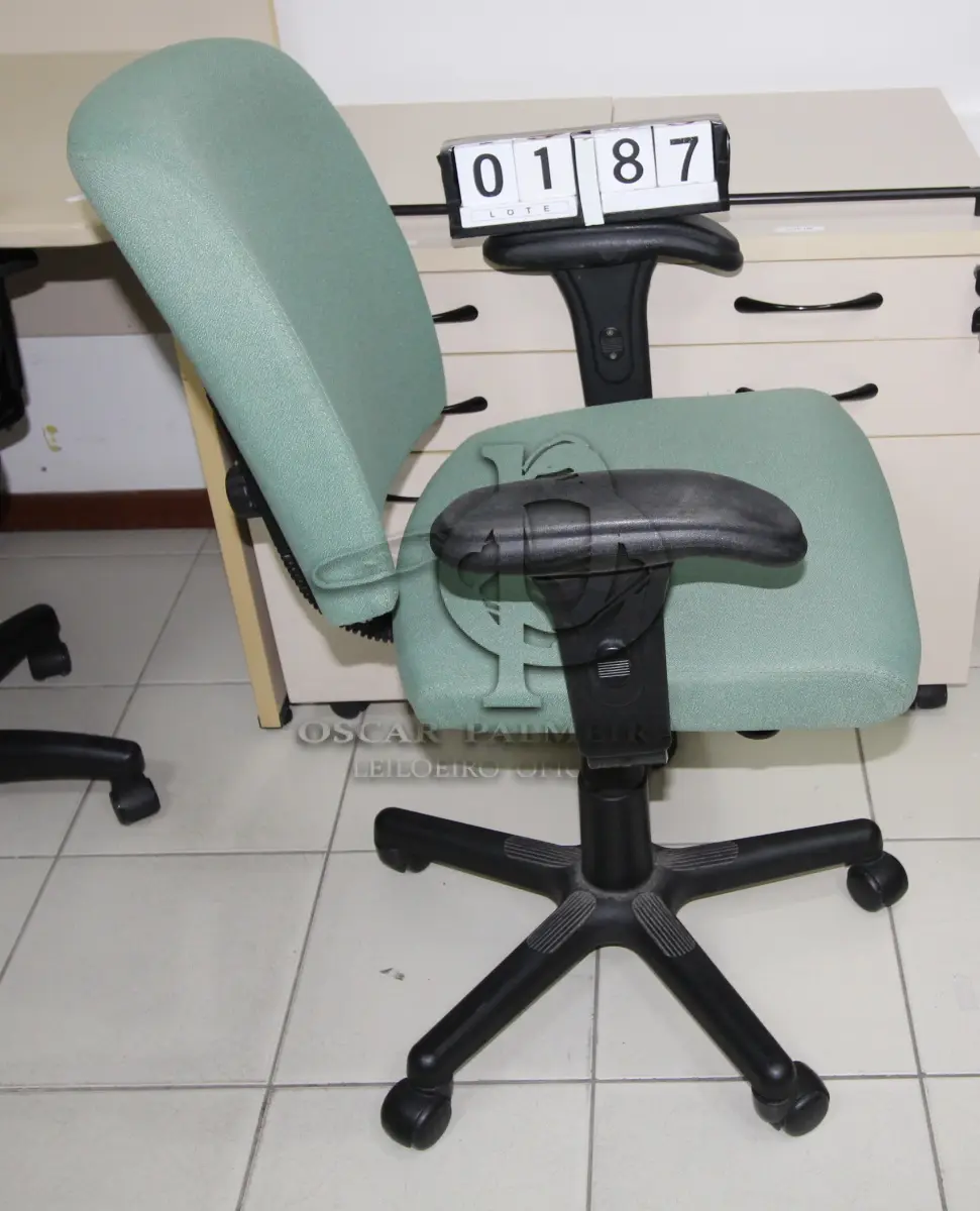 LOTE 187 - LOTE - 0187 - CADEIRA SECRETÁRIA GIRATÓRIA C/ BRAÇO