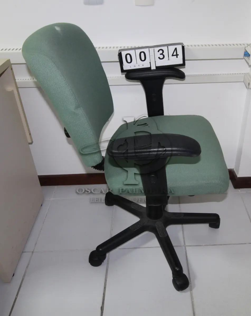 LOTE 034 - LOTE - 0034 - CADEIRA DIRETOR GIRATÓRIA C/ BRAÇO