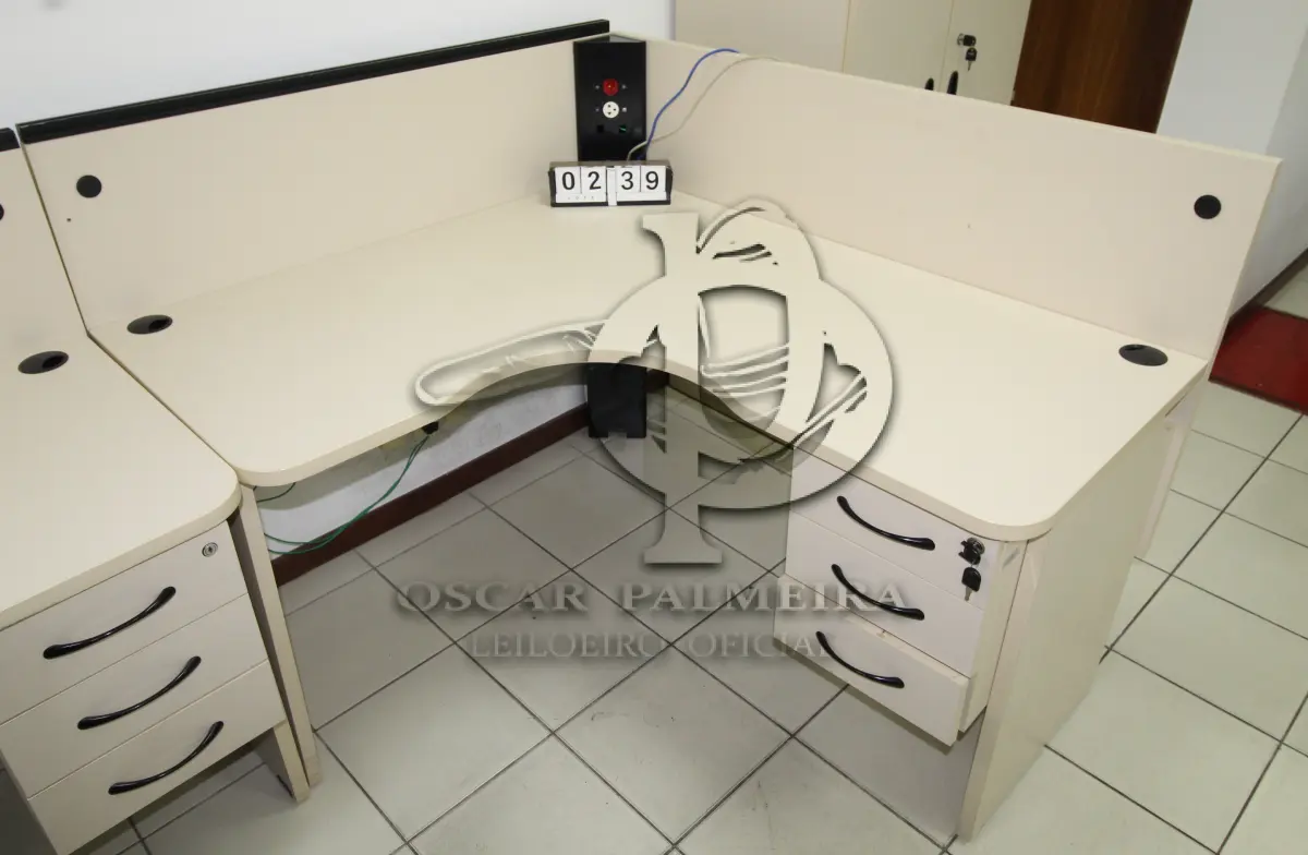 LOTE 239 - LOTE - 0239 - MESA EM L PEQUENA