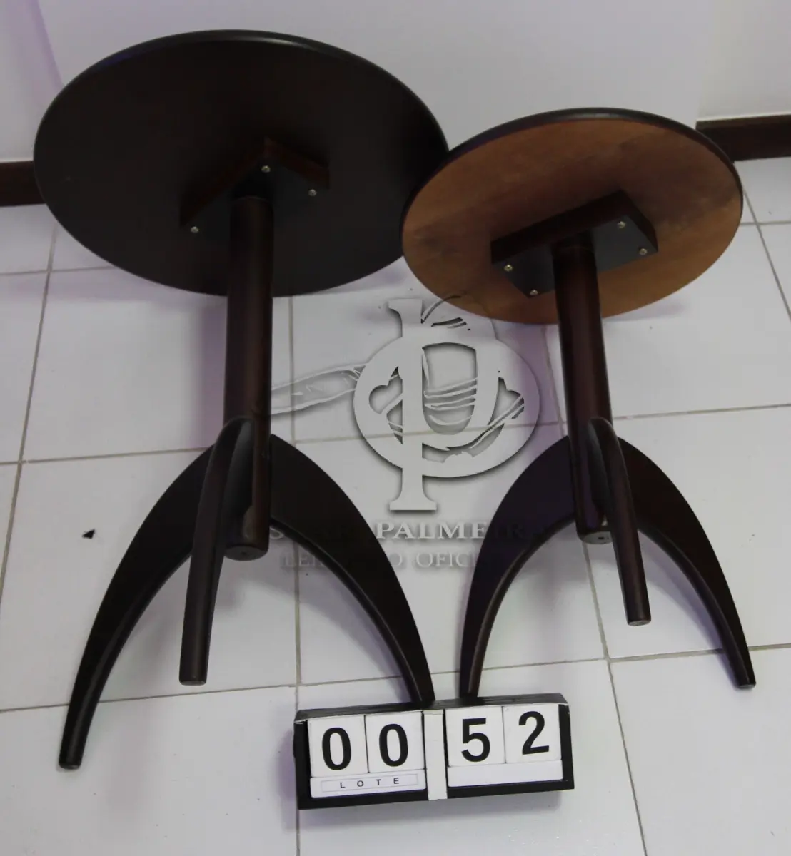 LOTE 052 - LOTE - 0052 - MESA DE CANTO CONJ. 2 PÇS.