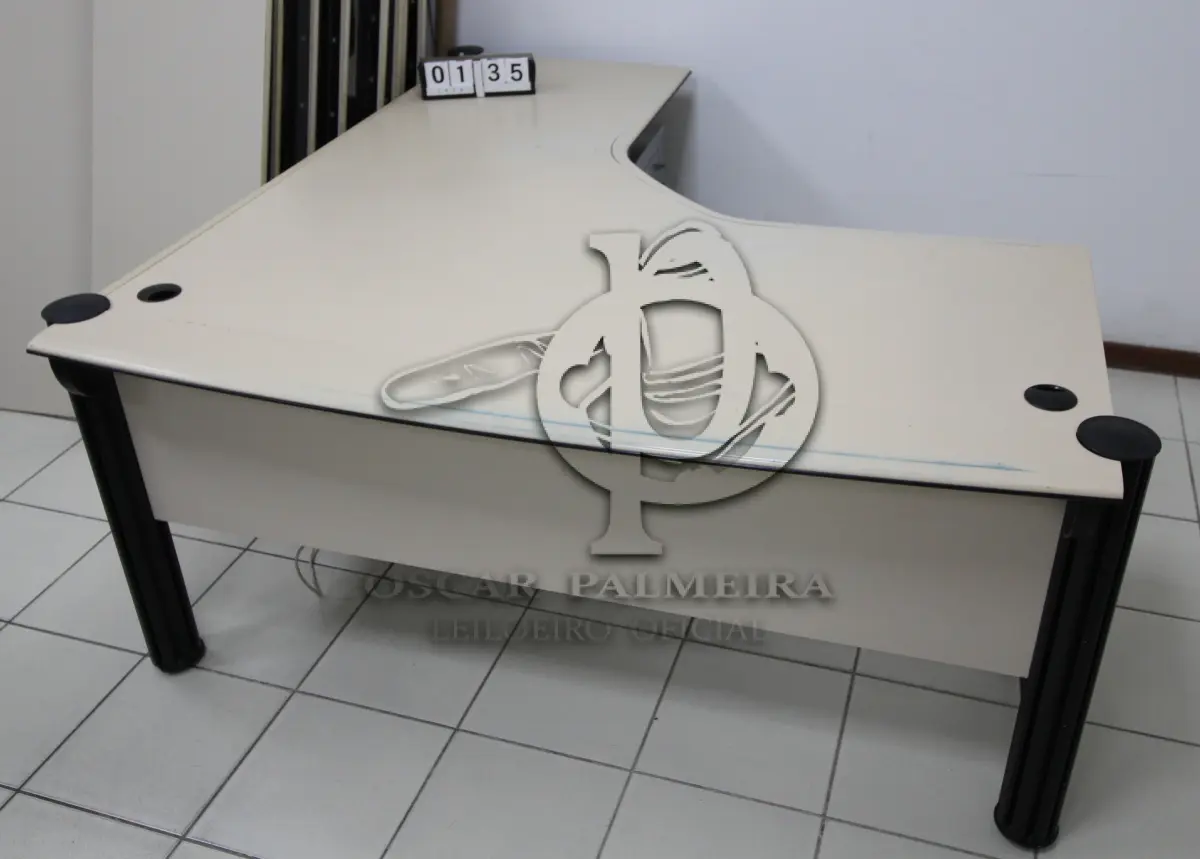 LOTE 135 - LOTE - 0135 - MESA EM L MÉDIA