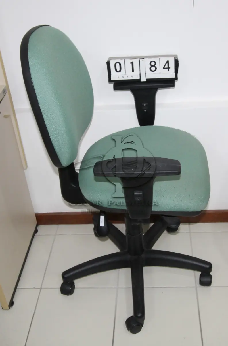 LOTE 184 - LOTE - 0184 - CADEIRA SECRETÁRIA GIRATÓRIA C/ BRAÇO