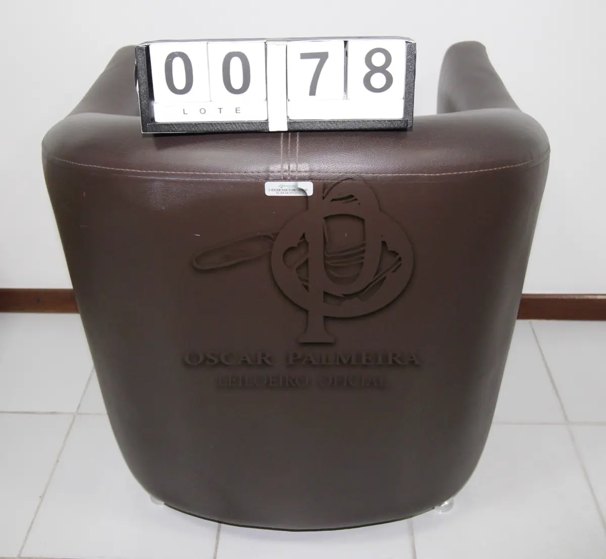 LOTE 078 - LOTE - 0078 - POLTRONA EM CORINO