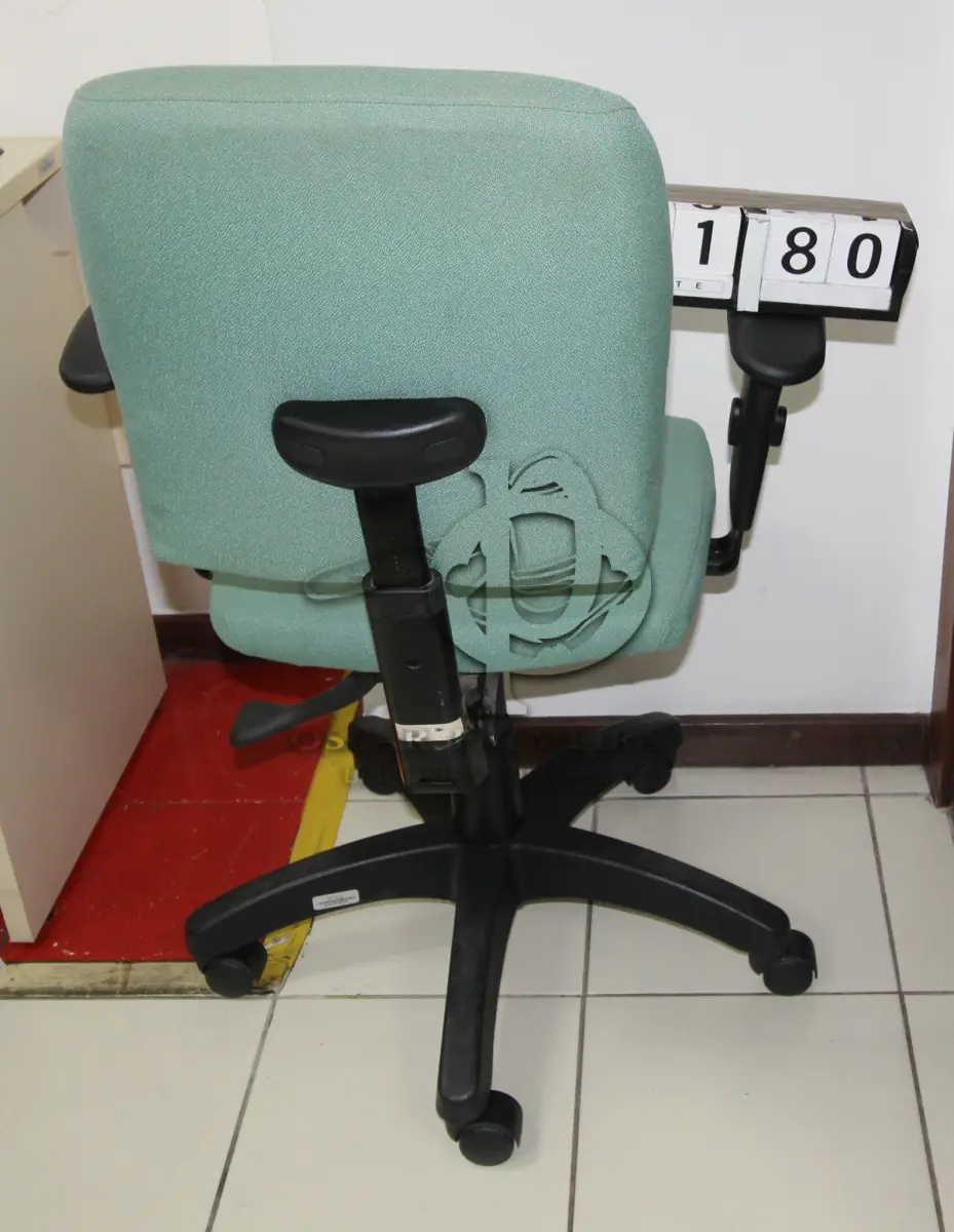 LOTE 180 - LOTE - 0180 - CADEIRA SECRETÁRIA GIRATÓRIA C/ BRAÇO