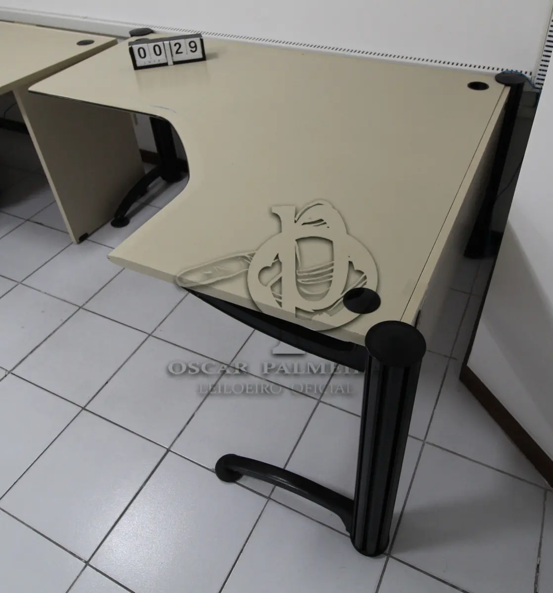 LOTE 029 - LOTE - 0029 - MESA EM L MÉDIA