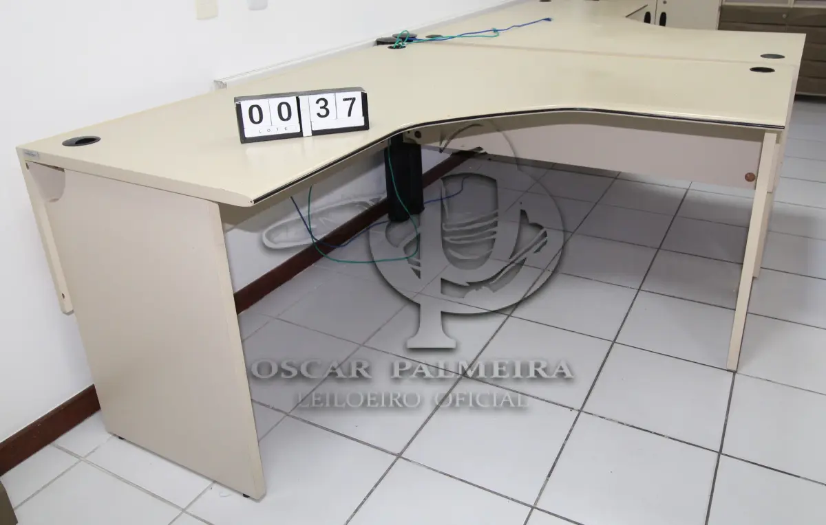 LOTE 037 - LOTE - 0037 - MESA EM L MÉDIA