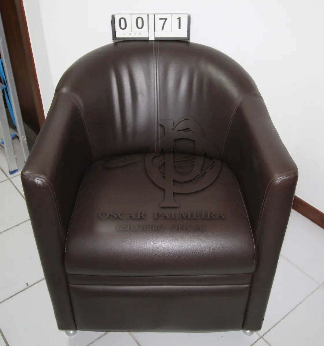 LOTE 071 - LOTE - 0071 - POLTRONA EM CORINO