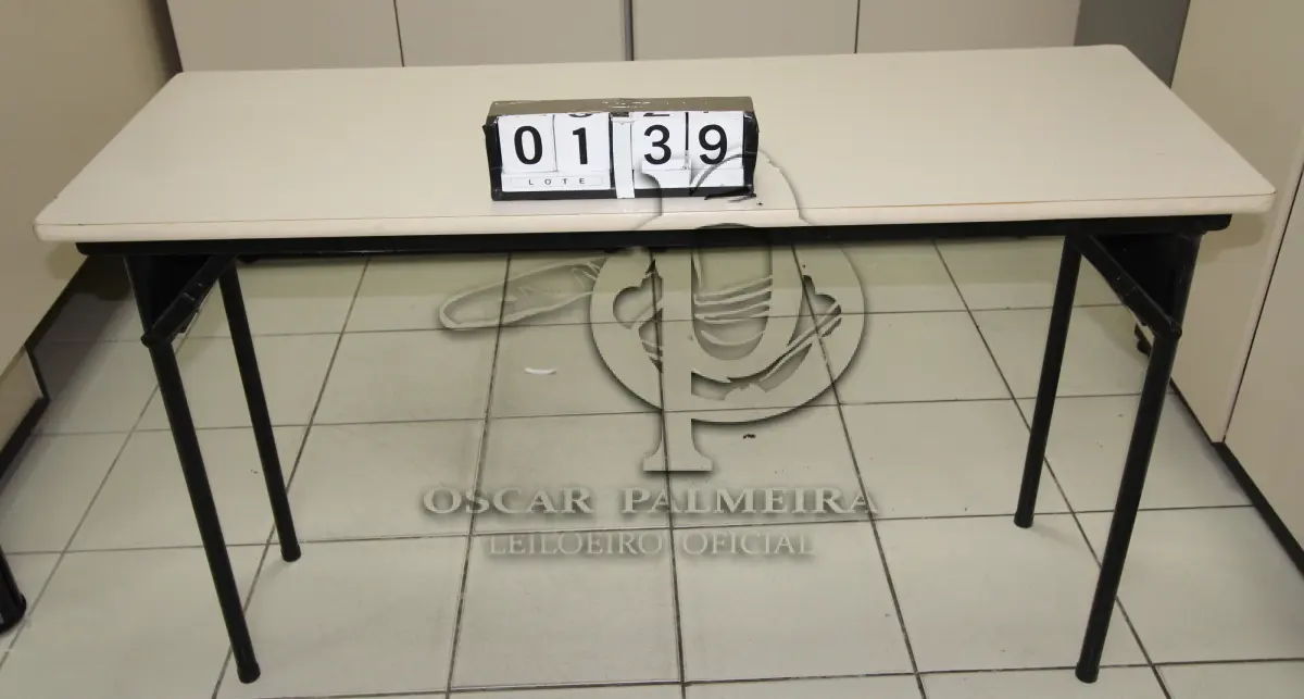 LOTE 139 - LOTE - 0139 - MESA P/ AUDITÓRIO C/ PÉS DOBRÁVEIS