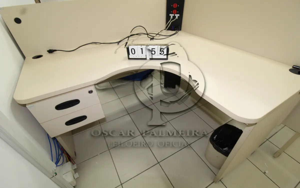 LOTE 155 - LOTE - 0155 - MESA EM L PEQUENA