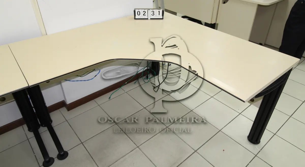 LOTE 231 - LOTE - 0231 - MESA EM L MÉDIA