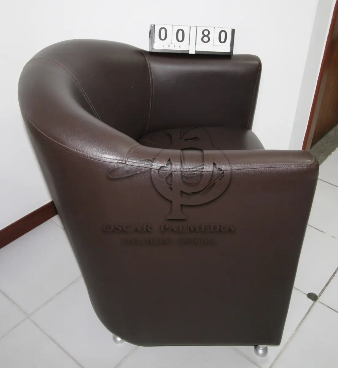 LOTE 080 - LOTE - 0080 - POLTRONA EM CORINO