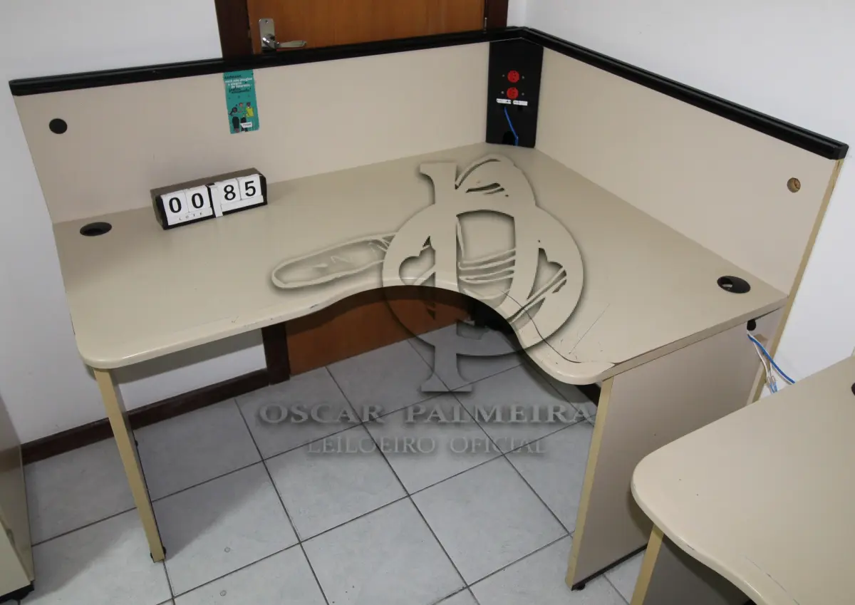 LOTE 085 - LOTE - 0085 - MESA EM L PEQUENA