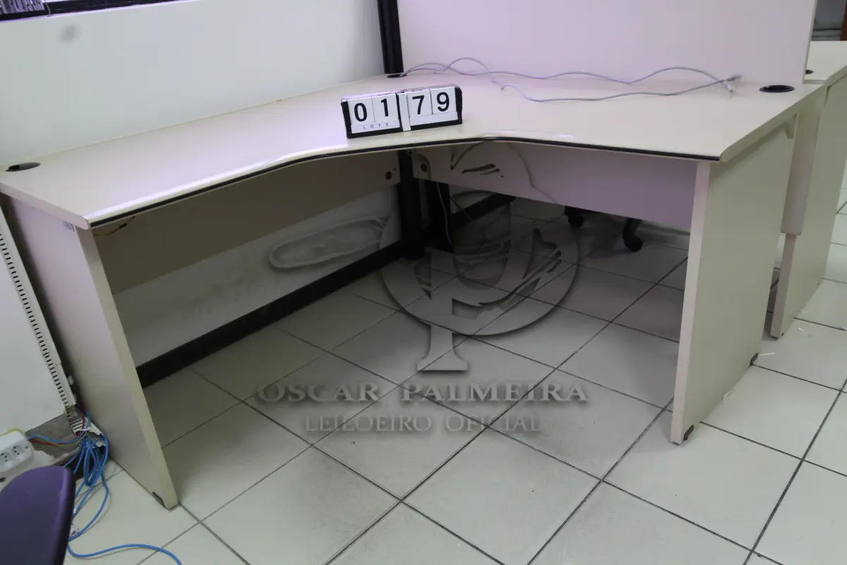 LOTE 179 - LOTE - 0179 - MESA EM L MÉDIA