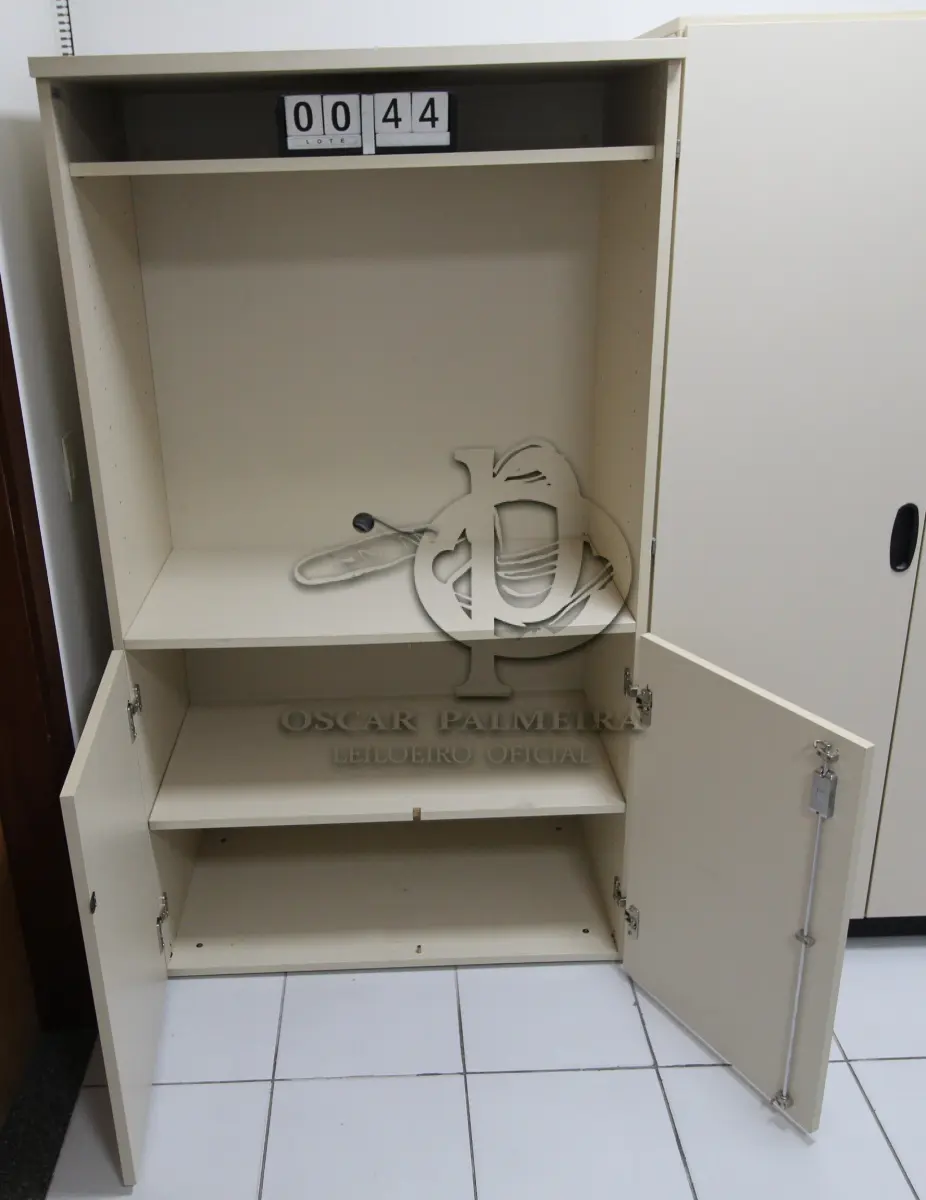 LOTE 044 - LOTE - 0044 - ARMÁRIO 2 PORTAS C/ PRATELEIRA