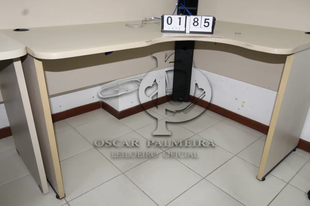 LOTE 185 - LOTE - 0185 - MESA EM L PEQUENA