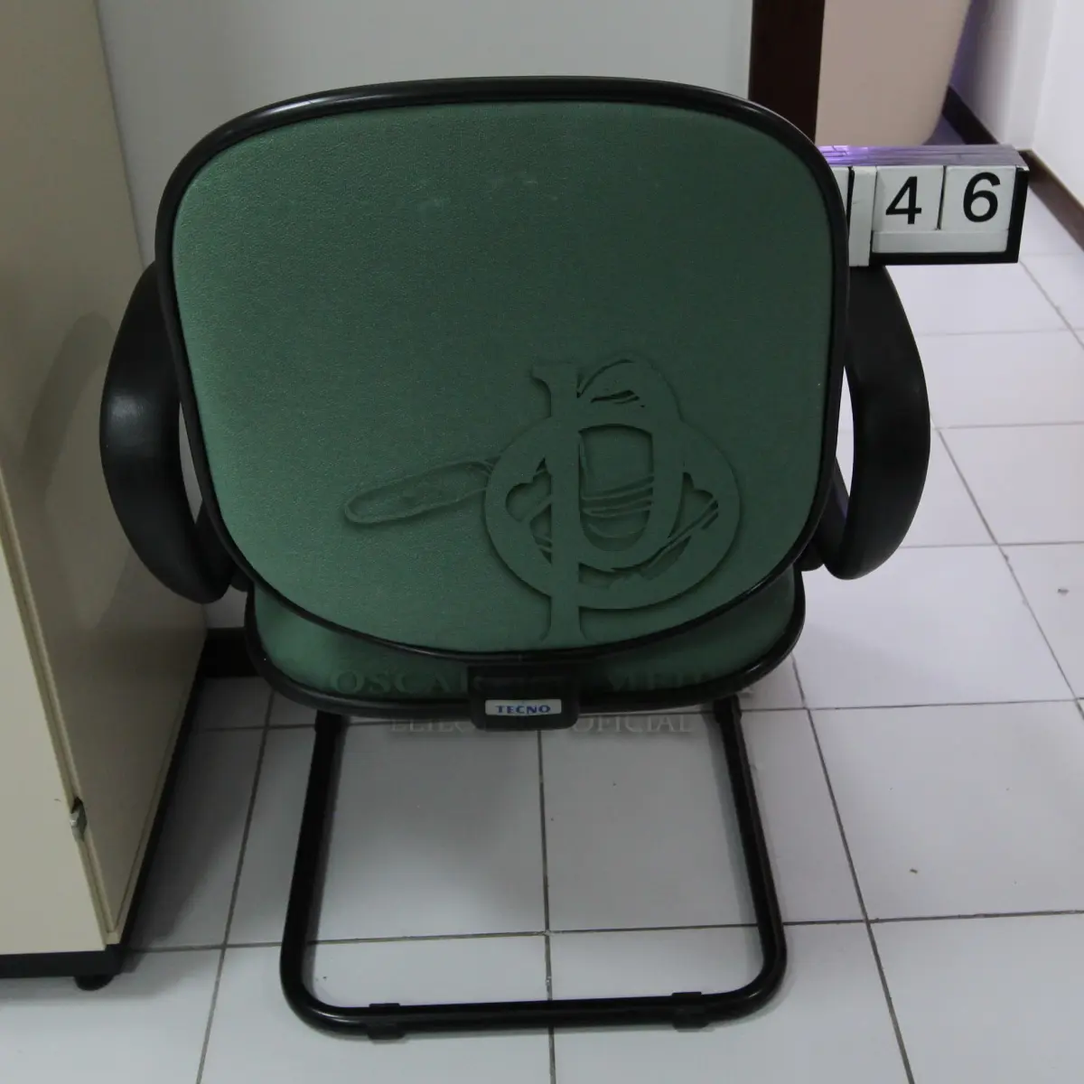 LOTE 046 - LOTE - 0046 - CADEIRA DIRETOR FIXA C/ BRAÇO