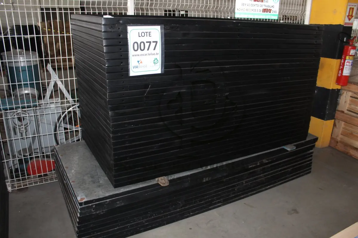 LOTE 077 - MATERIAL DIVERSO