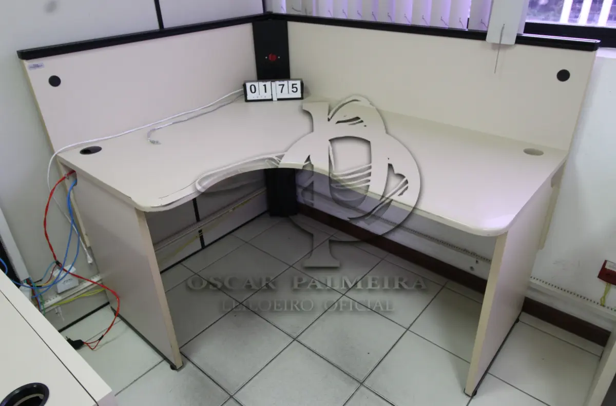 LOTE 175 - LOTE - 0175 - MESA EM L PEQUENA