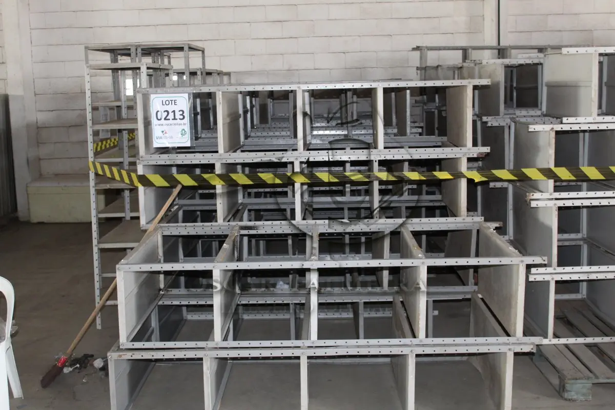 LOTE 213 - MATERIAL DIVERSO