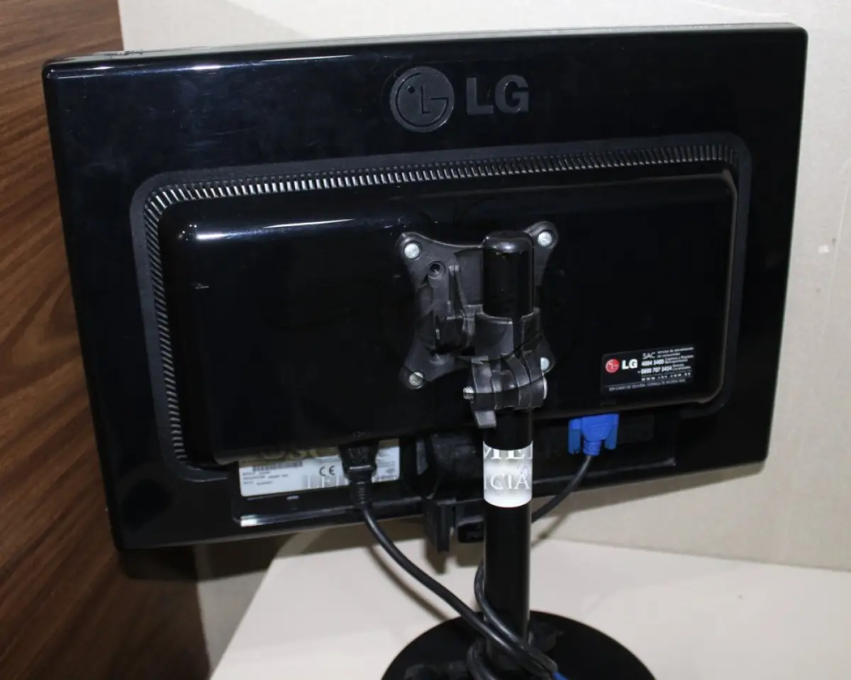 LOTE 003 - CONJUNTO MONITORES