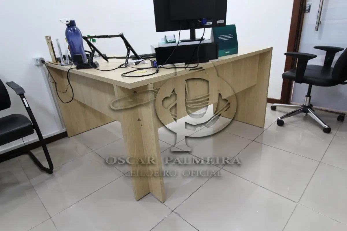 LOTE 0101 - MÓVEL DE ESCRITÓRIO