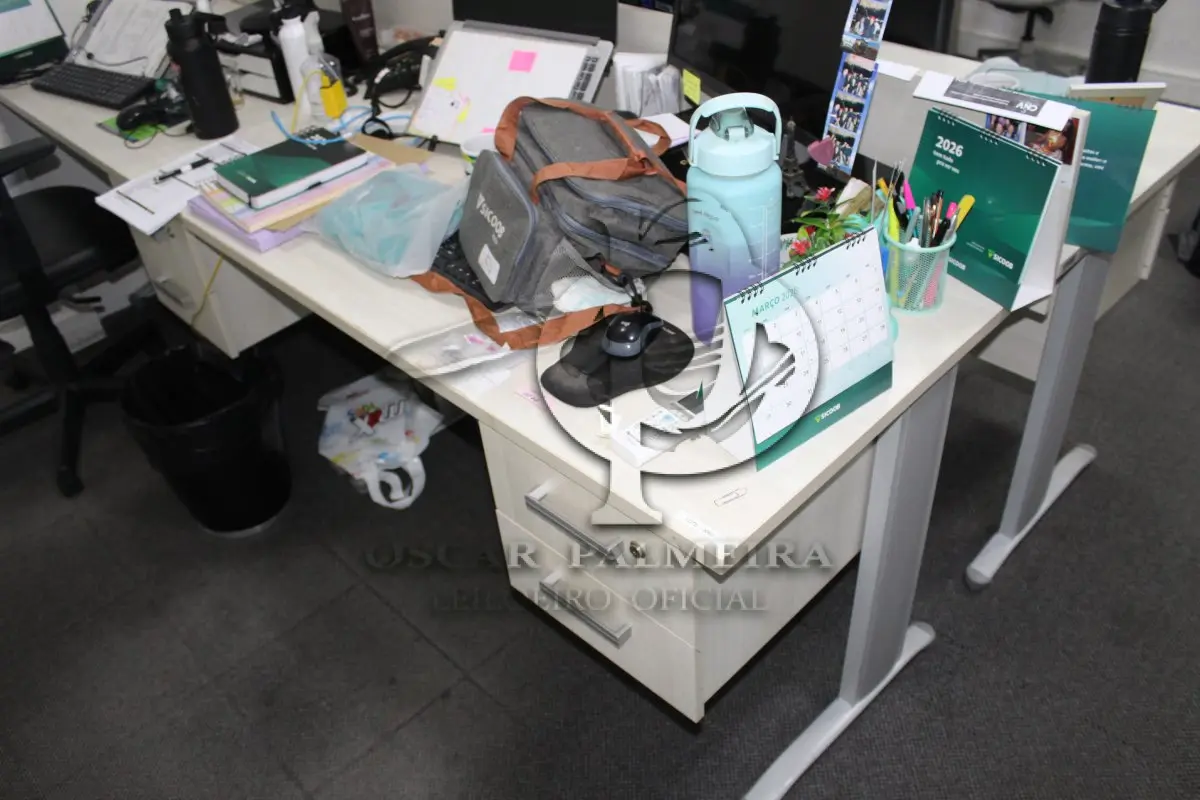 LOTE 0060 - MÓVEL DE ESCRITÓRIO