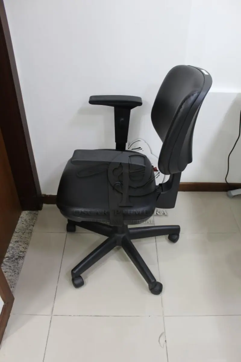 LOTE 0109 - MÓVEL DE ESCRITÓRIO