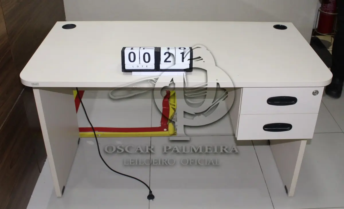 LOTE 021 - MESA SECRETÁRIA COM DUAS GAVETAS