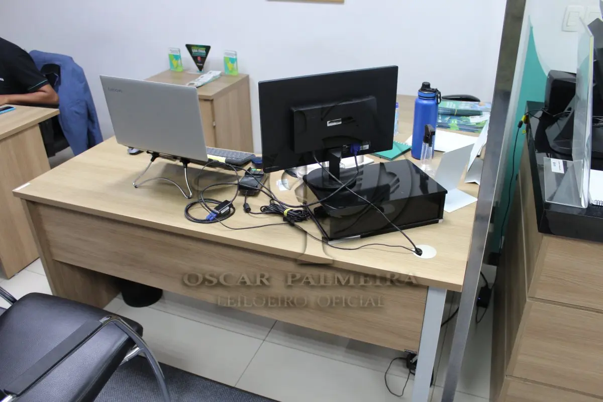 LOTE 0301 - MÓVEL DE ESCRITÓRIO