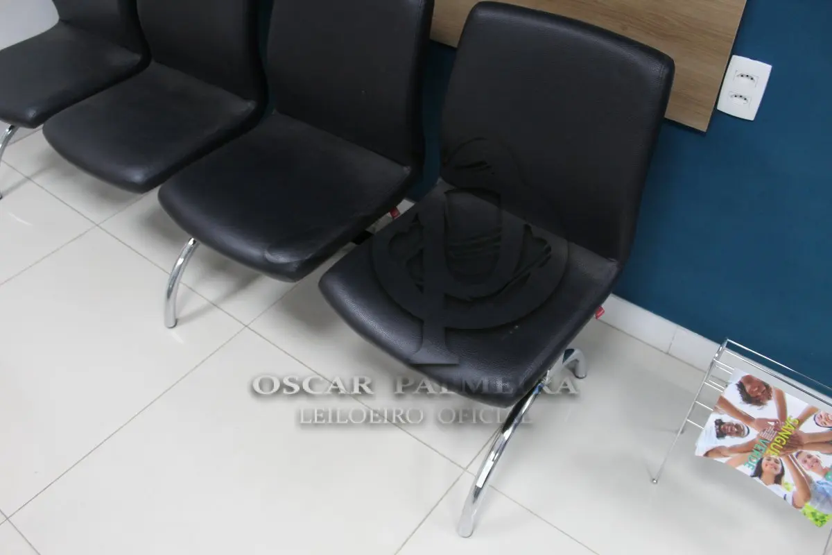 LOTE 0303 - MÓVEL DE ESCRITÓRIO