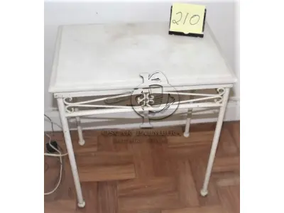 LOTE 210 - MESA DE CANTO