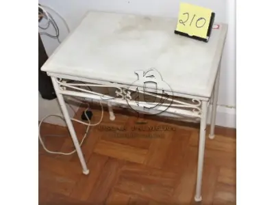 LOTE 210 - MESA DE CANTO
