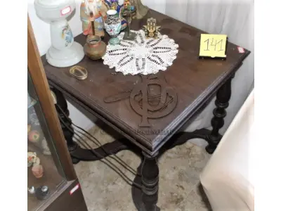 LOTE 141 - MESA DE CANTO