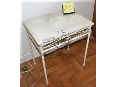 LOTE 210 - MESA DE CANTO