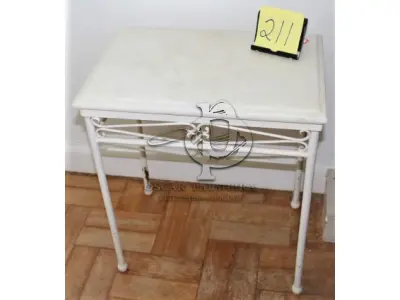 LOTE 211 - MESA DE CANTO
