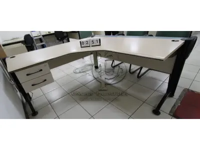 LOTE 251 - LOTE - 0251 - MESA EM L MÉDIA