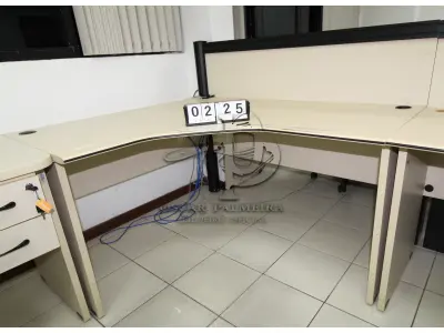 LOTE 225 - LOTE - 0225 - MESA EM L MÉDIA