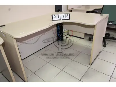 LOTE 173 - LOTE - 0173 - MESA EM L PEQUENA