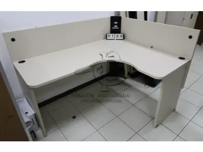 LOTE 190 - LOTE - 0190 - MESA EM L PEQUENA