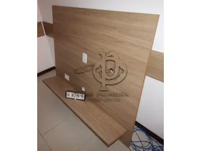 LOTE 256 - LOTE - 0256 - PAINEL PARA TV COM SUPORTE PARA ACESSÓRIOS