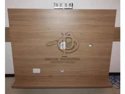 LOTE 256 - LOTE - 0256 - PAINEL PARA TV COM SUPORTE PARA ACESSÓRIOS