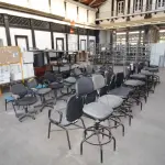 LOTE 002 - DIVERSOS MATERIAIS DE ESCRITÓRIO COMPOSTO DE: CATRACAS, MESAS PARA COMPUTADOR, CADEIRAS FIXAS E GIRATÓRIAS, REFRIGERADORES, FOGÕES, BOTIJÕES, BEBEDOUROS, PURIFICADORES DE ÁGUA, APARELHOS TELEFÔNICOS, RACK DE FERRO, QUADROS DE AVISO, MESAS PARA ESCRITÓRIO, ARMÁRIOS EM MADEIRA, GAVETEIROS EM MADEIRA, BANCOS EM MADEIRA, BAÚ EM MADEIRA, TELEVISOR, CAFETEIRAS, FORNOS DE MICROONDAS, PORTA PASTAS SUSPENSAS DE FERRO