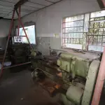 LOTE 014 - DIVERSOS MATERIAIS DE FERRO COMPOSTO DE: CAVALETES EM FERRO, CONJUNTO DE BLOCAS, PLAINAS, TORNO, FURADEIRAS, ESMERIL, ARMARIO EM AÇO DE 06 GAVETAS, BANCADA DE MESA EM AÇO 01 GAVETA