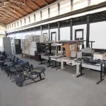 LOTE 002 - DIVERSOS MATERIAIS DE ESCRITÓRIO COMPOSTO DE: CATRACAS, MESAS PARA COMPUTADOR, CADEIRAS FIXAS E GIRATÓRIAS, REFRIGERADORES, FOGÕES, BOTIJÕES, BEBEDOUROS, PURIFICADORES DE ÁGUA, APARELHOS TELEFÔNICOS, RACK DE FERRO, QUADROS DE AVISO, MESAS PARA ESCRITÓRIO, ARMÁRIOS EM MADEIRA, GAVETEIROS EM MADEIRA, BANCOS EM MADEIRA, BAÚ EM MADEIRA, TELEVISOR, CAFETEIRAS, FORNOS DE MICROONDAS, PORTA PASTAS SUSPENSAS DE FERRO