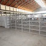 LOTE 003 - DIVERSOS MATERIAIS DE ESCRITÓRIO COMPOSTO DE: ARQUIVOS DE AÇO, ESTANTES DE AÇO, ARMÁRIOS TIPO GUARDA ROUPAS EM AÇO