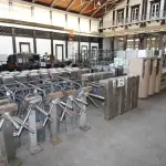 LOTE 002 - DIVERSOS MATERIAIS DE ESCRITÓRIO COMPOSTO DE: CATRACAS, MESAS PARA COMPUTADOR, CADEIRAS FIXAS E GIRATÓRIAS, REFRIGERADORES, FOGÕES, BOTIJÕES, BEBEDOUROS, PURIFICADORES DE ÁGUA, APARELHOS TELEFÔNICOS, RACK DE FERRO, QUADROS DE AVISO, MESAS PARA ESCRITÓRIO, ARMÁRIOS EM MADEIRA, GAVETEIROS EM MADEIRA, BANCOS EM MADEIRA, BAÚ EM MADEIRA, TELEVISOR, CAFETEIRAS, FORNOS DE MICROONDAS, PORTA PASTAS SUSPENSAS DE FERRO