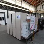 LOTE 002 - DIVERSOS MATERIAIS DE ESCRITÓRIO COMPOSTO DE: CATRACAS, MESAS PARA COMPUTADOR, CADEIRAS FIXAS E GIRATÓRIAS, REFRIGERADORES, FOGÕES, BOTIJÕES, BEBEDOUROS, PURIFICADORES DE ÁGUA, APARELHOS TELEFÔNICOS, RACK DE FERRO, QUADROS DE AVISO, MESAS PARA ESCRITÓRIO, ARMÁRIOS EM MADEIRA, GAVETEIROS EM MADEIRA, BANCOS EM MADEIRA, BAÚ EM MADEIRA, TELEVISOR, CAFETEIRAS, FORNOS DE MICROONDAS, PORTA PASTAS SUSPENSAS DE FERRO